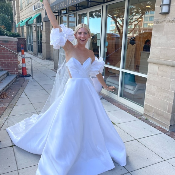 White Sweetheart Puff Sleeve Wedding Gown